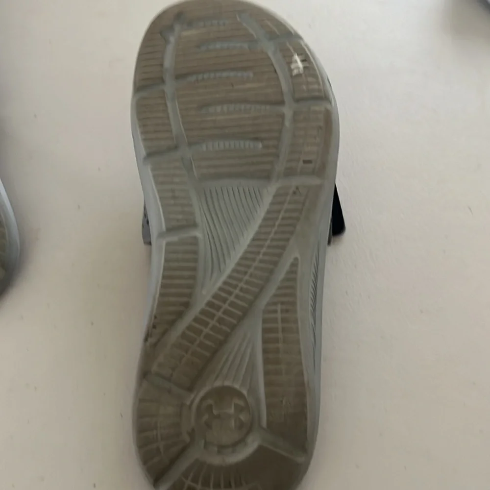 Under Armour - Men’s ignite slides / sandals. Size 8. Gray and black